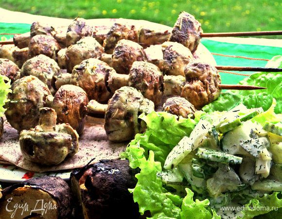 Подадим его к шашлыку на хрустящих листьях салата.