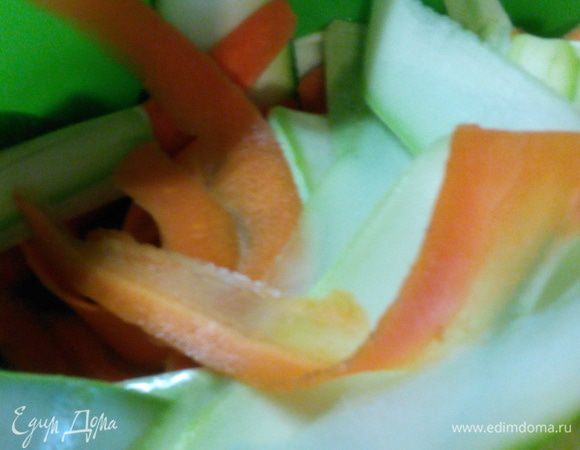 Делаем обычное рубленное тесто из муки, 1 яйца, ложки соли, холодного масла и при необходимости пары ложек холодной воды. Быстро месим и в холодильник на час. Тем временем приступим к начинке. Морковь у меня мытая, кабачки и цукини чистить не надо, нам важен цвет. Нарезала при помощи овощечистки все на тонкие полоски.