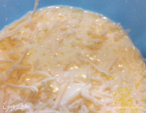 Взбила 2 яйца с молоком и солью, натерла сыр, измельчила чеснок. Все смешала. Я брала сыр Эдам, люблю как он плавится. В принципе подойдёт любой, на ваш вкус.