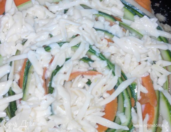 Залила сверху сырной смесью. Ставим мультиварку на режим выпечки. Моя автоматом выставляет время на 1 час и все! 