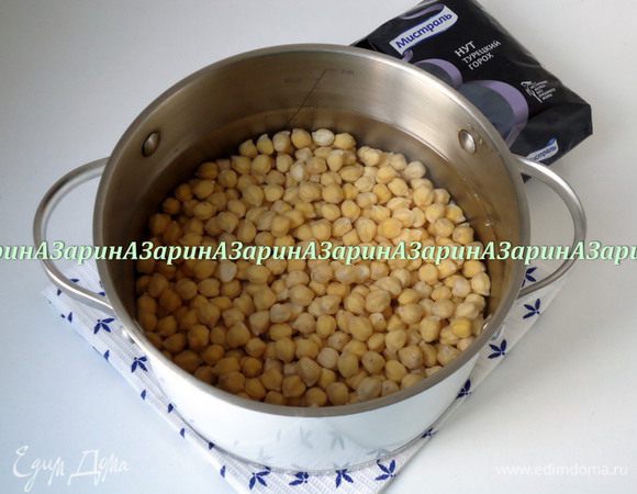 Приготовление нутовой муки можно начать с вечера. Залить нут холодной водой, добавить соду, в расчете 1 ч. л. на 1 литр воды. Оставить на ночь. Утром слить воду, нут хорошо промыть под проточной водой и залить свежей.
Поставить кастрюлю на огонь.