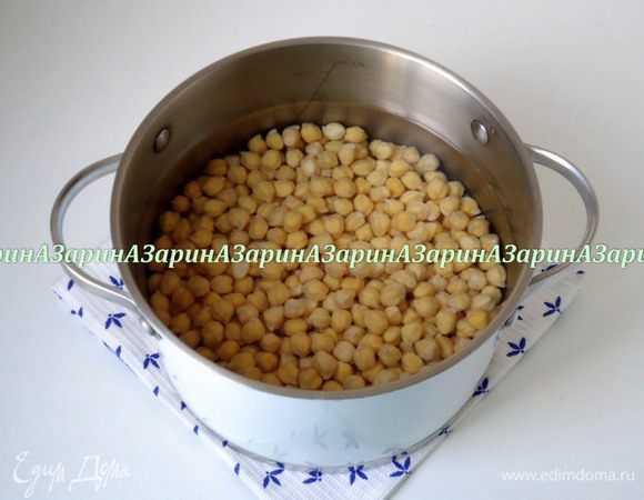 Нут опять промыть водой и залить свежей. Поставить кастрюлю на огонь и варить до полной готовности на среднем огне после закипания. На это уйдет примерно 40-60 минут.