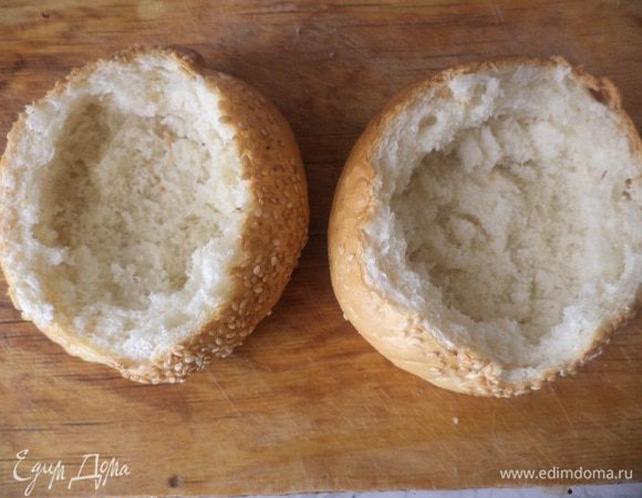 У булочек срезать верх и аккуратно вынуть часть мякиша. Делать это нужно осторожно, чтобы не повредить "стенки" булочек.
Изнутри смазать булочки сметаной.