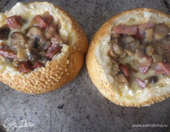 Для заливки слегка взбить яйца со сливками, посолить.
В булочки выложить колбасно-грибную начинку, аккуратно полить заливкой.
Запекать 10-15 минут при температуре 220 градусов.