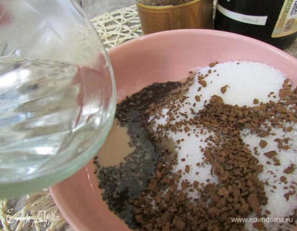 Приготовить кофейную пропитку. Кофе, сахар, ликер залить кипятком. Хорошо перемешать и оставить остывать.