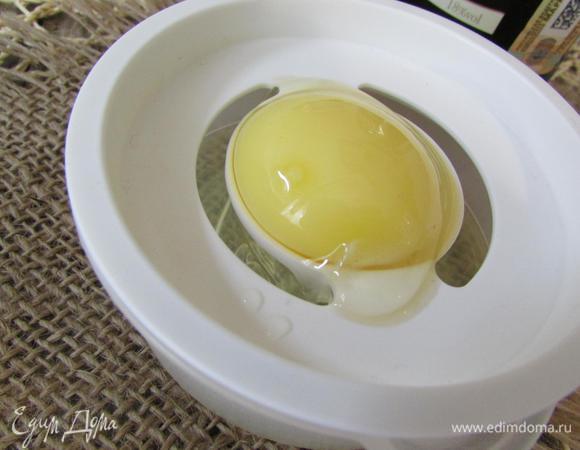 Приготовить мороженое. Отделить желтки от белков.