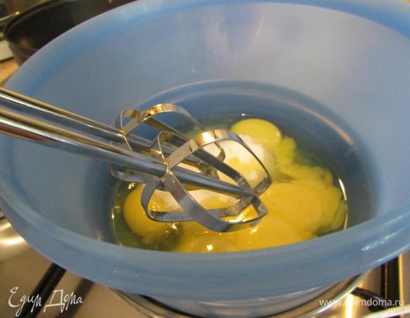 На водяной бане взбить яйца, желтки и сахар.