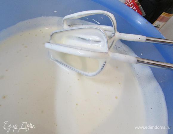 Взбивать примерно 5 минут до густой массы.