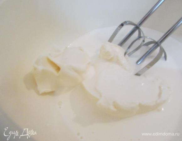 Затем взбить сливки и Маскарпоне до устойчивых пиков. 