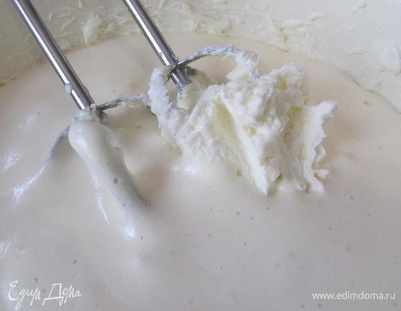 Добавить яичную массу и ликер. Хорошо перемешать. Мороженое готово! На некоторое время поставить в холодильник.