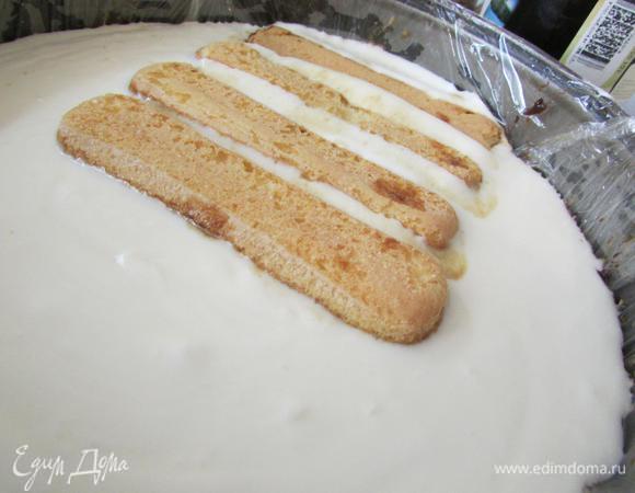 Снова слой печенья, смоченного в кофейной пропитке.