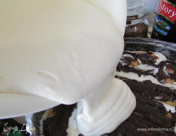 Затем выложить оставшийся ганаш и залить мороженым. 