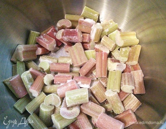 Ревень я подготовила заранее и заморозила. Хотя сезон клубники в начале совпадает с концом сезона  ревеня, но я не стала рисковать)).  И так в кастрюлю отправляем брусочки вымытого ревеня. 