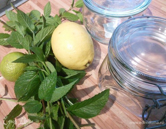 Баночки подготавливаем обычным для вас способом. Я обдаю крутым кипятком и оставляю их прогреваться. Лимон и лайм (можно два лайма) обдаем кипятком. Мяту моем, обсушиваем и режем на тонкие полосочки. 