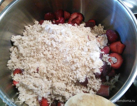 Клубнику добавляем в кастрюлю с ревенем, засыпаем желированным сахаром (у меня 3:1, т. е. на 1,5 кг фрукты 500 г сахара). 