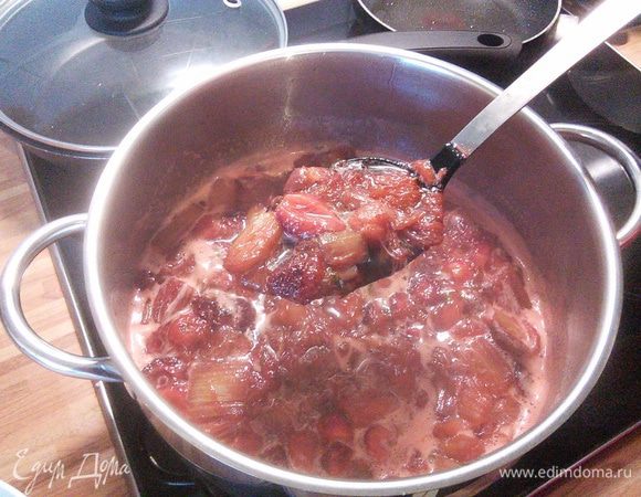 Через три минуты добавляем цитрусовые дольки, сок и мяту. Варим ещё 1 минуту. Ревень разварился, клубничка кое-где сохранила свою форму. 