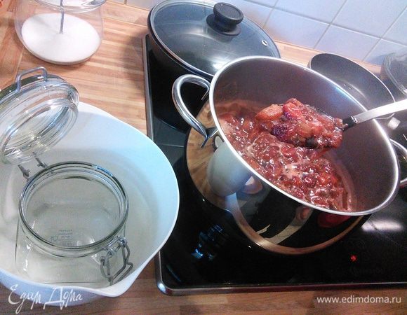 Мармелад разливаем по баночкам. Переворачиваем крышкой вниз, но не на долго, пока мармелад не остынет. 