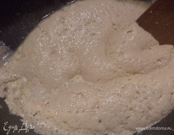 Готовим опару. Развести дрожжи в 150 мл тёплого молока. Добавить 1 ст. лож. сахара и 2 ст. лож. муки, перемешать, накрыть полотенцем и оставить на 30 мин, чтобы опара забродила.