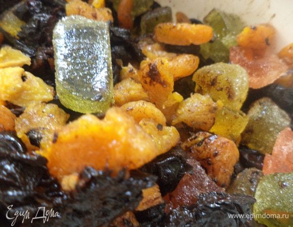 Для начинки запарить курагу и чернослив. 
Нарезать кусочками мармелад, курагу и чернослив.