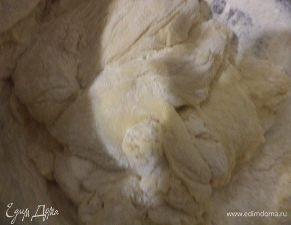 Подмешать к опаре муку, яйцо, растопленное и остывшее сливочное масло, сахар и 1 стакан тёплого молока. Накрыть полотенцем, оставить на 1 час в тёплом месте.