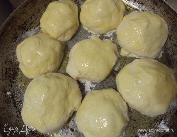 Поднявшееся тесто вымесить, сформировать небольшие шарики ( 8 - 12 шариков ).
Внутрь каждого шарика положить по 1 чайной ложке начинки, края защипнуть, сформировать шарик.
100 гр сливочного масла растопить, затем обмакнуть каждый шарик в растопленное масло и выложить шарики на большую круглую форму для выпечки швом вниз, на некотором расстоянии друг от друга, в виде круглого пирога. Оставить на 30 мин для увеличения в объёме.
