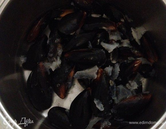 Вскрываем пакет с мидиями. В пустую уже очень разогретую кастрюлю выпускаем всё содержимое. Мидии будут немного во льду. Воды не добавлять. Закрыть крышкой и ждать 3-4 минуты.