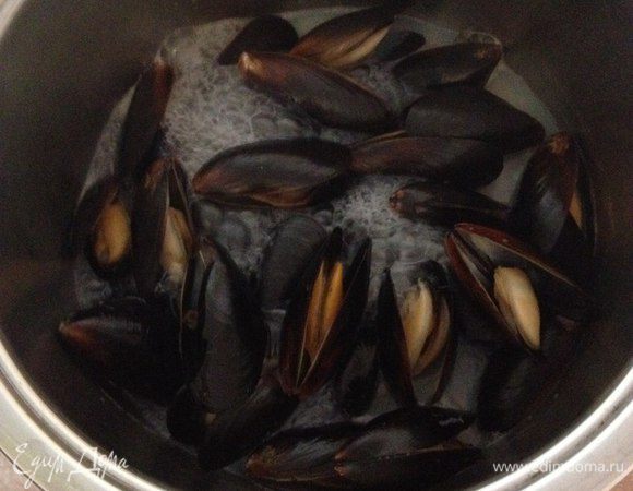 Открываем, лёд стал водой с характерным приятным морским ароматом. Убавляем огонь. Ждем,  когда откроются раковинки (3-5 мин). Перемешиваем аккуратно. В данном случае открылись все. Могут и не открываться, тогда не усердствовать-просто выбросить их, не годны.