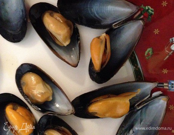 Выкладываем готовые мидии и даем немного остыть. 