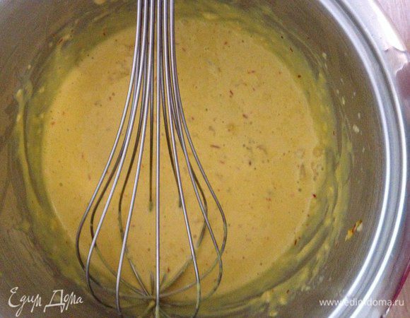 Соединяем луковое пюре, ложку шоколадного масла и сливки с шафраном. На среднем огне помешиваем и вливаем разведенный в воде крахмал. Взбиваем в однородную массу. Солить не надо. Сами мидии сварены в соленной воде и уже достаточно в них соли.