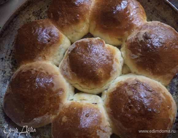 Смазать пирог сверху взбитым яйцом. Выпекать при температуре 200 градусов, 25 - 30 минут.