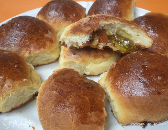 Готовый пирог разобрать на отдельные булочки.
И угощаемся!