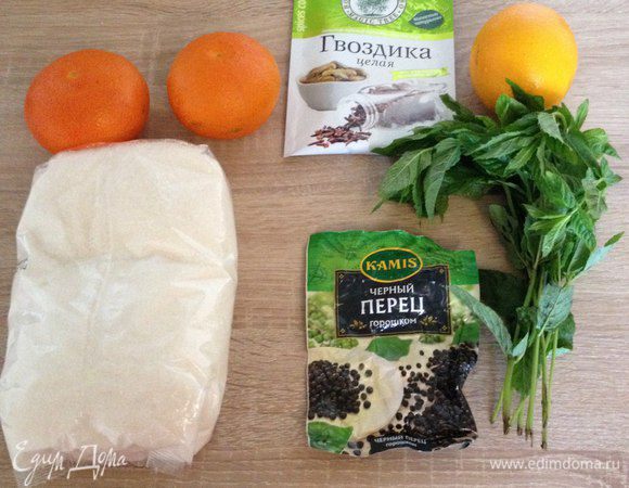 Желе готовим из двух мандаринов, апельсина, сахара, пектина, специй и апельсиновой цедры.