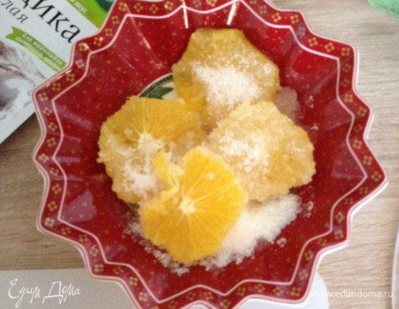 Апельсин очищаем, режем на шайбы и засыпаем сахаром, чтобы дали сок.