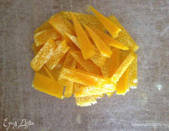 Нарезаем цедру в кусочки.