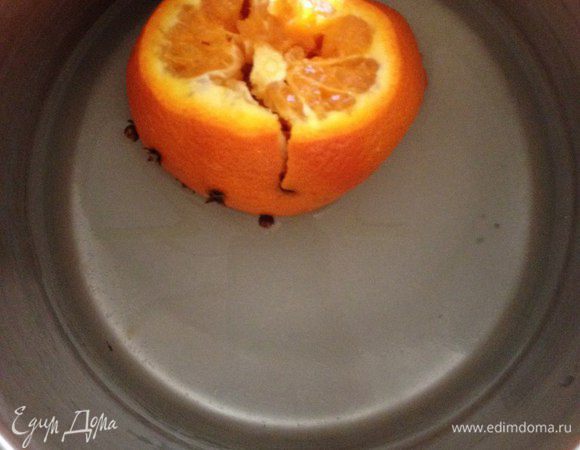 Берем три стакана воды, сахар, заправленный мандарин и ставим на огонь закипать.