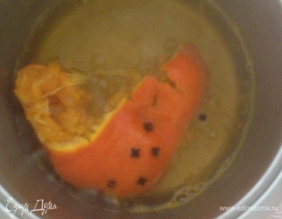 Когда мандарин окрасит воду, отдаст аромат специй, выдавливаем ложкой оставшийся в нём сок и даем немного остыть.