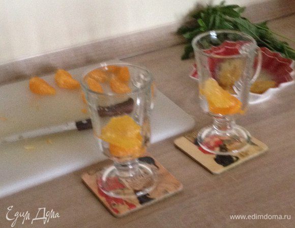 Пока остывает содержимое кастрюльки, очищаем на дольки второй мандарин. Из кастрюли выбрасываем остатки мандарина. Ставим на плиту добавляем сок апельсина, сок мандарина, проверяем, чтобы всё было теплым, но не горячим и вводим разбавленный в воде пакетик пектина. 