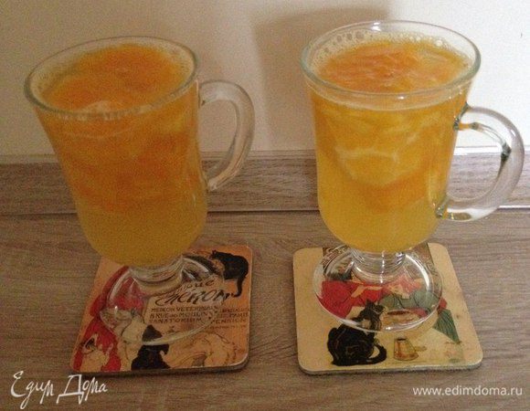 Разливаем содержимое кастрюли в приготовленные бокалы. Украшаем мятой. Ставим в холодильник превращаться в желе. 