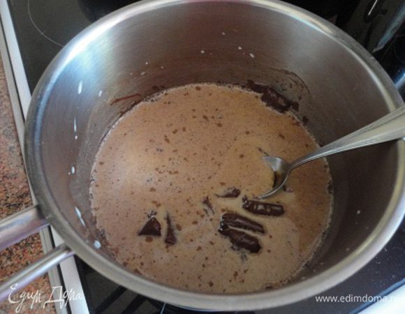 Желатин замочить в половине стакана холодной кипяченой воды и оставить набухать. Молоко поставить на медленный огонь и добавить в него 174 г шоколада кусочками, растворимый кофе, корицу и ваниль ( у меня ванильный экстракт - 1 ч. л.). Нагревать при постоянном помешивании до растворения шоколада. Не кипятить. Затем убрать с плиты и оставить остывать.