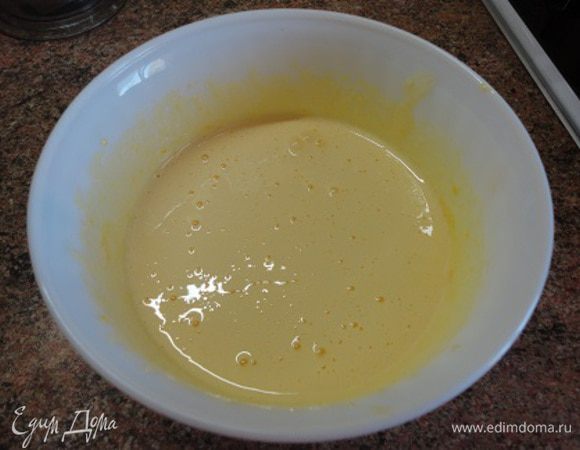 Яичные желтки взбивать с сахаром до его растворения.