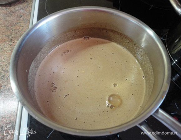 Разбухший желатин растворить при помощи водяной бани. В остывшую к этому времени шоколадную массу постепенно ввести, помешивая, желтки и желатин. Крем можно остудить вначале, поместив посуду с ним в холодную воду, а далее поставить в холодильник примерно на 30-60 минут.