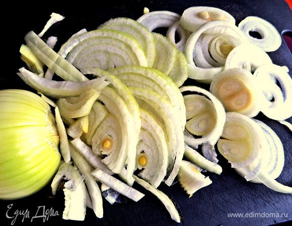Две большие луковицы (300 г) очистить и нарезать кольцами или полукольцами.