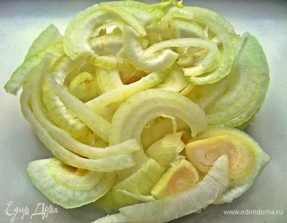 Дать стечь и выложить в ёмкость лук (я делала в мини форме для СВЧ).