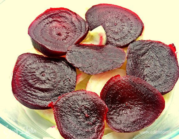 Затем слой кружочков свекольных (если варёную использовать,то можно потом покрошить в салат!).