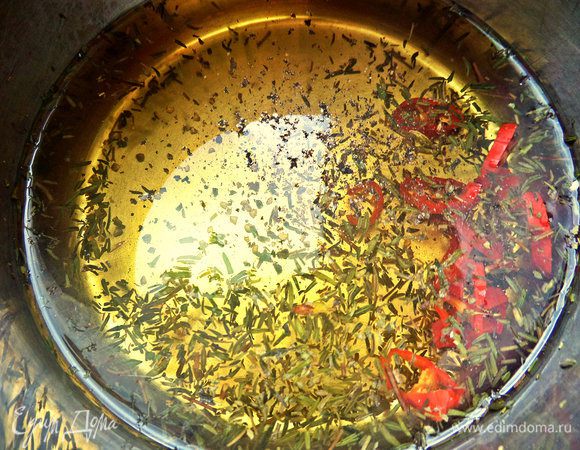 Готовим маринад. Заливаем воду, масло, специи в кастрюльку.