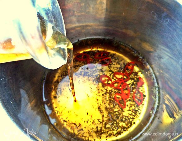 Нагреваем почти до кипения, но не кипятим, в конце вливаем яблочный или простой уксус.