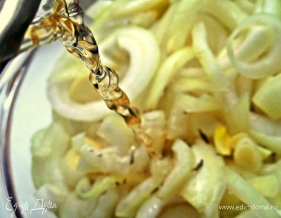 Заливаем маринадом все слои овощей.