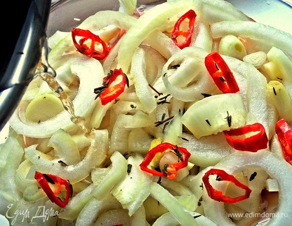 Все специи-добавки вытряхиваем в лук.