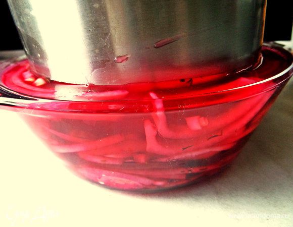 Для этого сооружаем пресс из полной кастрюльки. Когда остынет, убираем сооружение на ночь в холодильник, но можно не трогать и сутки.