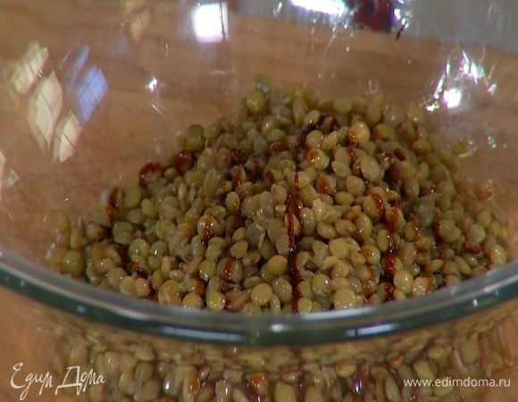 Готовую чечевицу слегка посолить, полить 2 ст. ложками оливкового масла, лимонным соком и 1/4 ч. ложки дошаба, все перемешать.